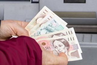 Staronový bankomatový podvod „cash trapping“ by mohl dorazit i do ČR, tak si dejte pozor